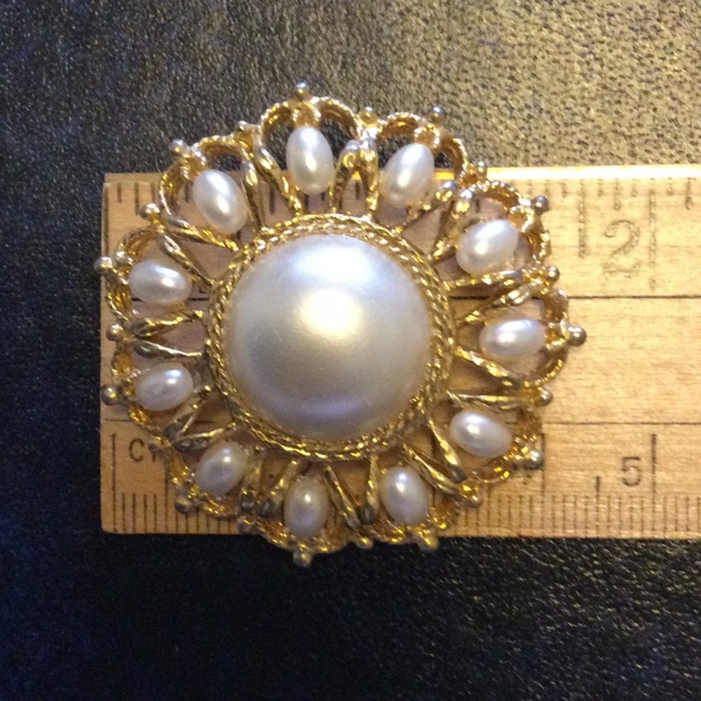 “Pearl” brooch ** 3 for $15 - Picture 3 of 3